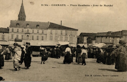 Jour de marché sur la place Gambetta.