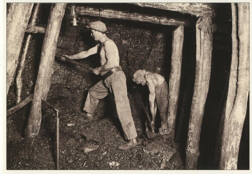 Des piqueurs au fond de la galerie des mines.