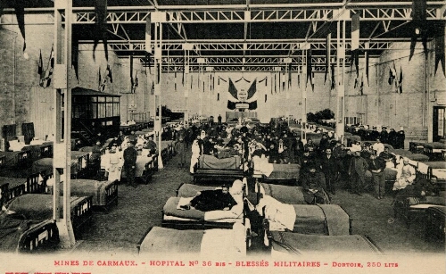 L'hôpital temporaire des mines n° 36 Bis. Le dortoir de 250 lits avec les blessés militaires.