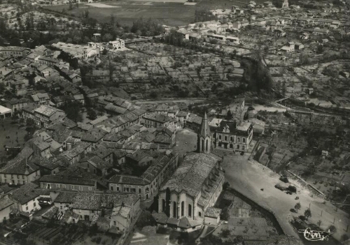 Vue aérienne de l'église, la mairie et du faubourg Sainte-Cécile.