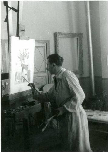 Le peintre Jules Cavaillès devant son chevalet à [Albi en 1940].