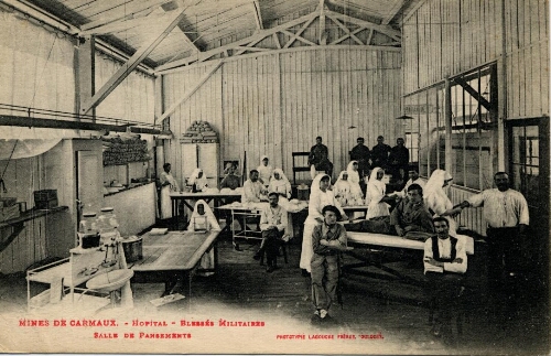 L'hôpital temporaire des mines n° 36 Bis. Blessés militaires. Salle de pansements.