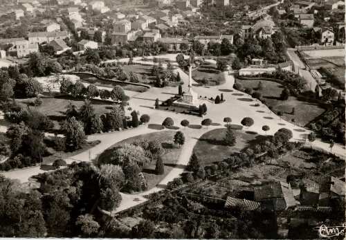 Vue aérienne du parc de la Sérinié et du monuments aux morts.