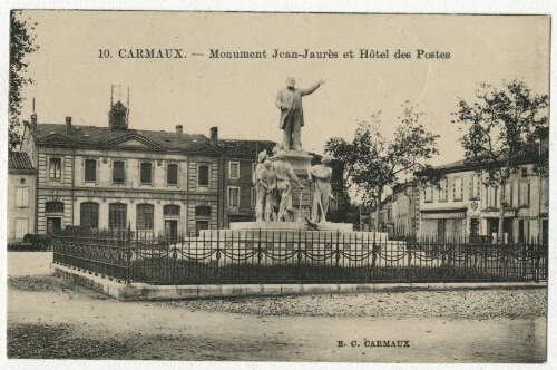 Le monument Jean-Jaurès et l'hôtel des Postes.