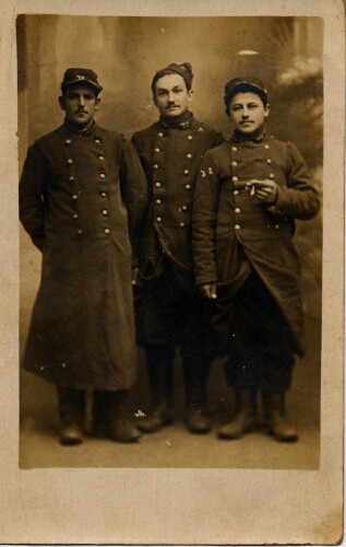 Groupe de 3 soldats.
